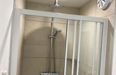 Superbe Chambre parentale avec salle de bains privée et WC privés, wifi, cuisine - Foto 18