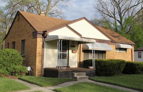 Beautiful, Cozy Stay in Oak Park, Queen Bedroom, Work Setup & Backyard Grill - Foto 1