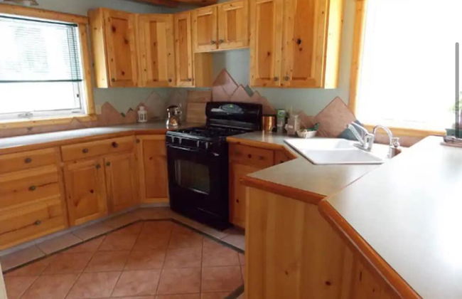 Rustic Beaverfoot Lodge Executive Cabin - Photo 7