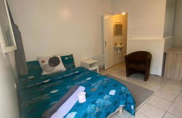 Apartment Sleeps 2 with On-Site Parking - Foto 14