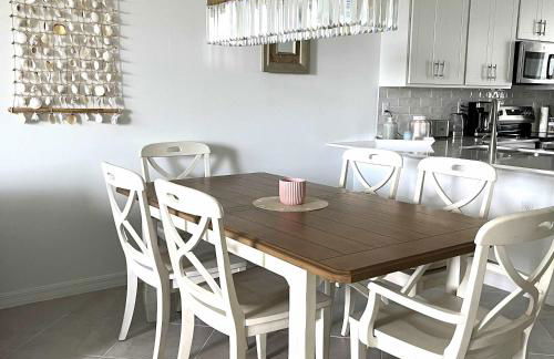 Stylish 3rd-Floor Condo with Golf Course Views - Foto 12