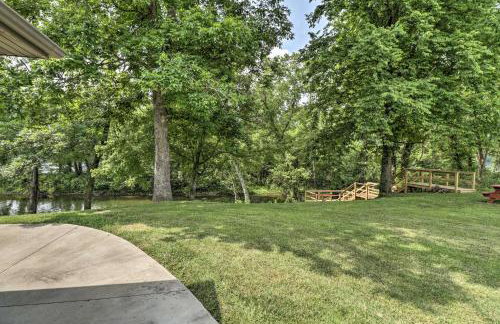 Mountain Home Cottage with Deck on White River! - Foto 24