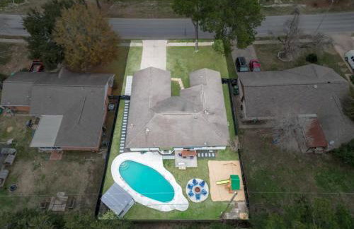 Spring Branch Paradise 4-BD Backyard Pool Oasis - Foto 42