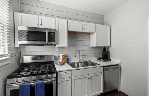 The Starboard at M Historic Lost Bayou Retreat Walk to Beach Sleeps 6 - Foto 18