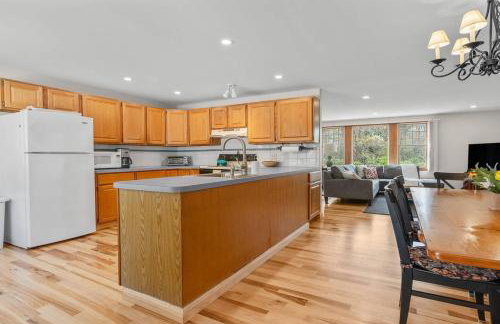 Lovely House 5 Min to Beach with Deck Grill and Garage - Foto 18