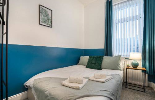 3 Bed-Free Parking-Close to City-by Holiday Homes - Foto 6