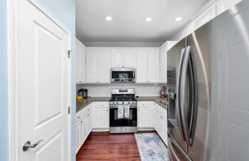 Summer Bliss 3BR Home, Walk to Beach Master Suite Sleeps 9 - Foto 16