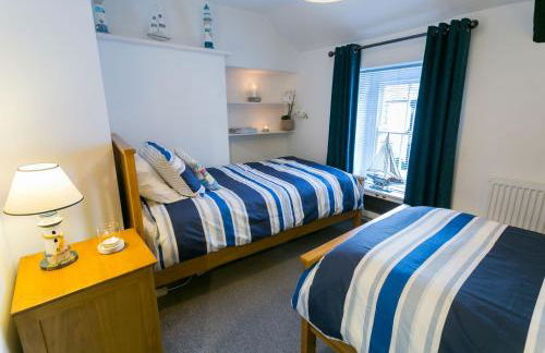 Sailors Return - Photo 23