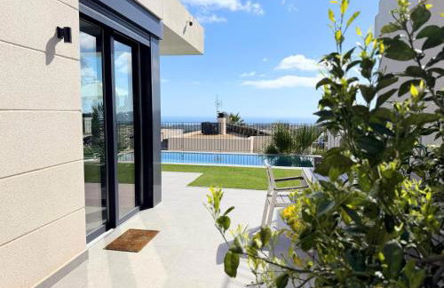 Preciosa villa con piscina privada y vistas al mar - Foto 1