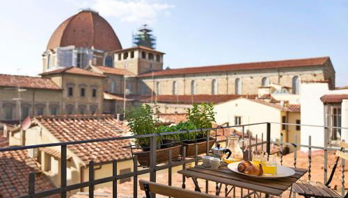 One of a kind Near The Duomo w/Balcony Palace Apt - Foto 3