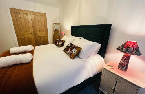 Old Betting Shop for 3 & Furry Friend - Photo 17