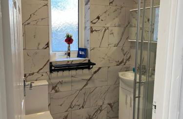 Beautiful 2-bedroom in Grays close to Lakeside - Foto 29