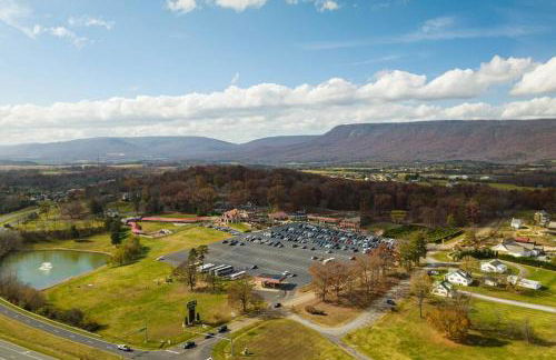 Hidden Hollow 3BD Cabin - Hot Tub, Wifi, Game Room, Fire Pit - Foto 49