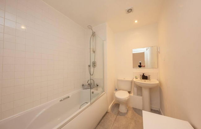 Beautiful 1-bed Apartment in Salford - Photo 10