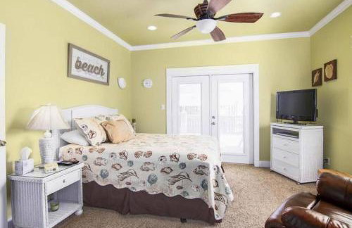 JUST LISTED Beach House Steps Away from the Beach - Foto 8