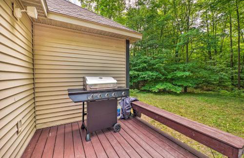 Cozy Whitehall Hideaway with Hot Tub and Chiminea! - Foto 28