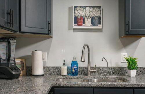 The Lucky Charm Home of the Fighting Irish! BBQ Outdoor Games Coffee - Foto 12