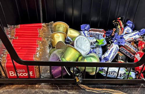 Contractors Heaven-POOL TABLE-THREE BEDROOM HOUSE WITH SEPARATE ONE BEDROOM SELF CONTAINED-Close to AIRPORT - Foto 23