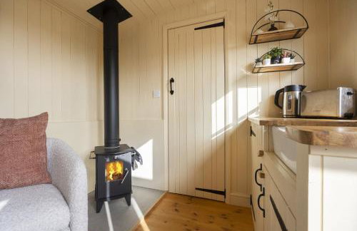 Riverside Cottage & Shepherd’s Hut with Hot Tub - Foto 14