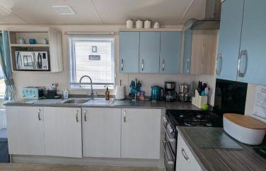Beautifully presented beachcomber holiday home sited on the Durdle Door holiday park within a few minutes walk from the path that leads to the famous Durdle Door arch and Lulworth cove - Foto 10