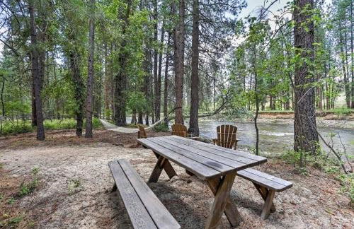 Romantic Riverfront Cottage - 1 Mile to Winthrop! - Foto 24