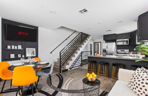 Spacious Luxury Villas in the heart of LA! Free parking and Jacuzzi - Photo 62