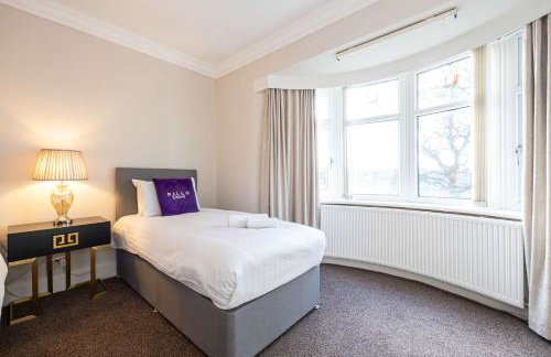 Detached House In Prestwich Sleeps 10 with Parking - Foto 31