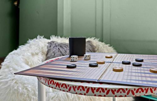 Cozy Downtown Stay w Private Backyard & Parking - Foto 37