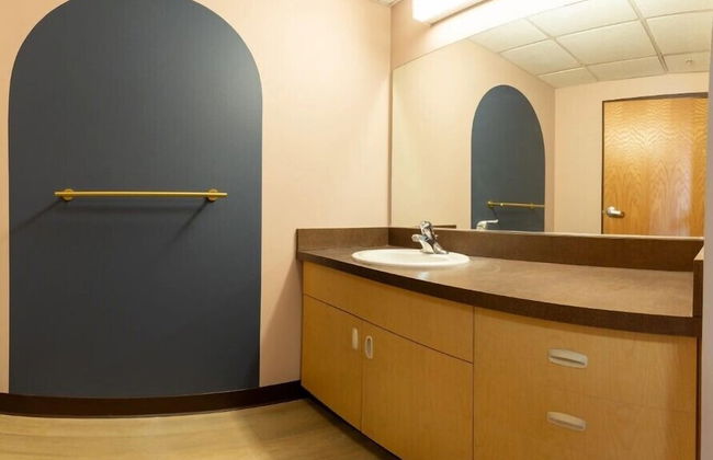 Brewster Hall - Photo 18