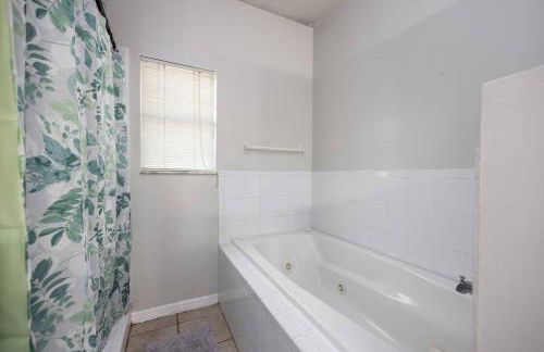 Your UF Getaway: 1 Block from Campus - 4 BD Haven - Foto 2