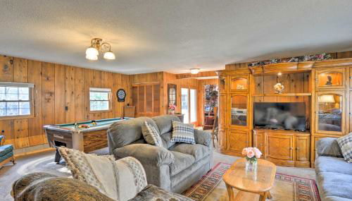 Riverfront Cabin in Alger with Patio and WiFi! - Foto 2