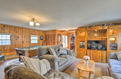 Riverfront Cabin in Alger with Patio and WiFi! - Foto 2