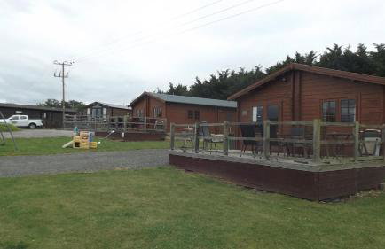 Spacious 3 bedroom cabin at Avonvale Holiday Lodge - Photo 4