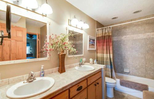 Waterfront Johnson Lake Getaway with Fire Pit! - Foto 12