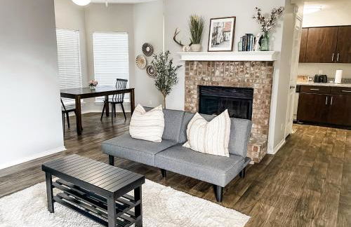 Charming Stay with Pool and Dedicated Workspace - Foto 1