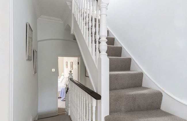 JOIVY Charming 3 bed house with a rooftop terrace - Photo 27