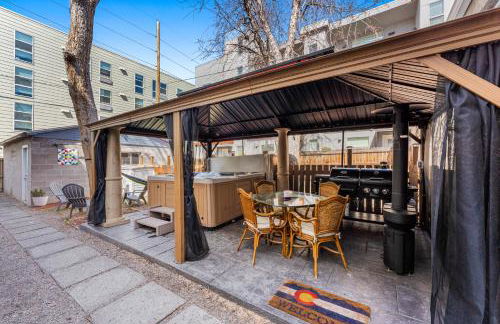 HOT TUB Firepit Pool Table Patio Cozy Downtown Denver - Foto 1