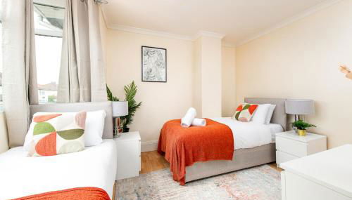 NEW Business & Long Stays- Sleeps7-by FabAccommodation - Foto 2