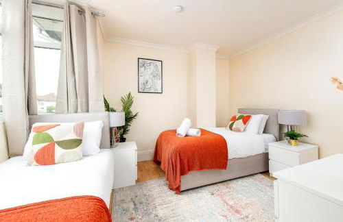 NEW Business & Long Stays- Sleeps7-by FabAccommodation - Foto 2