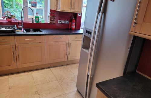 The Holbein Three bedroom home near tilgate park private parking and garden - Foto 11