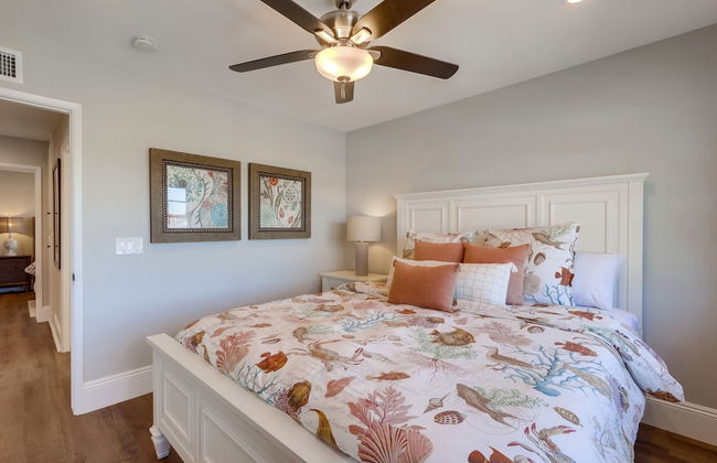 Gorgeous Upgraded 5 Bedroom & 3 Bath Home with pool - Photo 4