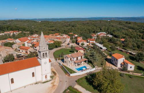 Villa atop the village with stunning view - Foto 2