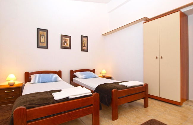 Apartment 1408 - Photo 6