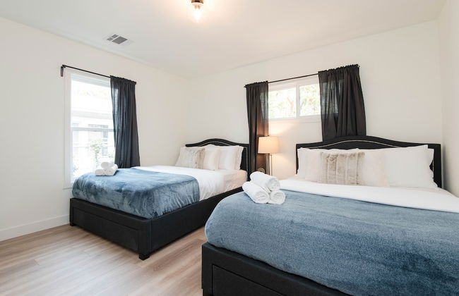 Epic House Near Griffith Observatory - Photo 11