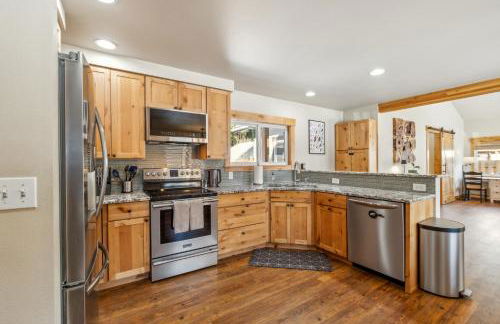 Mountain Retreat with Hot Tub, Game Room and Yard home - Foto 27