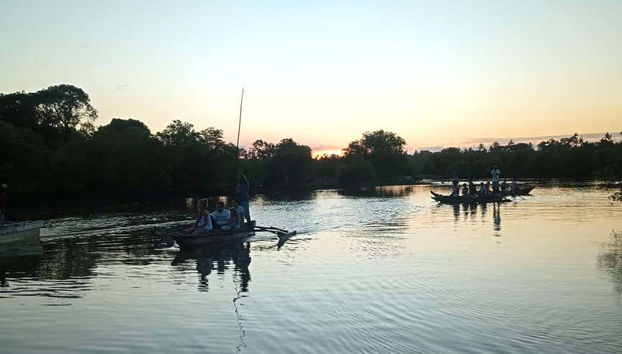 A bordo di una canoa tradizionale