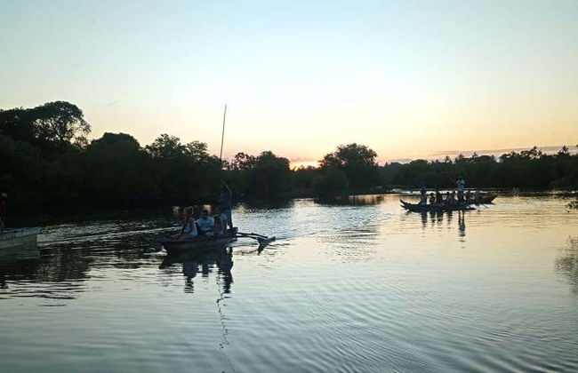 Paseo en canoa por el río Congo al atardecer - Foto 5