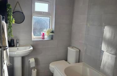 Stylish 3-Bed Home with Parking - Ideal for Long Stays - Photo 10