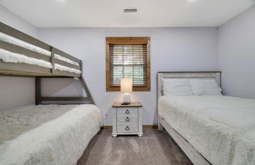 Whiskey Pines Retreat! Single Level Home, Outdoor Firepit, AC, BBQ! Sleeps 9 in Lake Harmony! - Foto 31