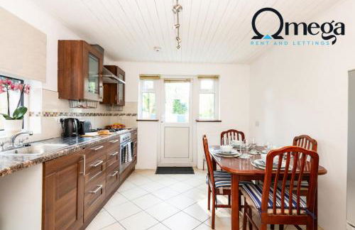 Double Room with a shared Kitchen and bathroom in a 5-Bedroom House at Hanwell - Photo 8